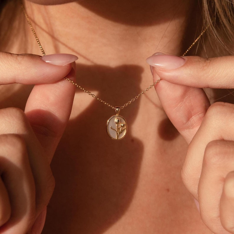 Mother-of-Pearl Tulip Necklace – Vintage Floral Pendant, Delicate Jewelry Gift for Mom (NR249)