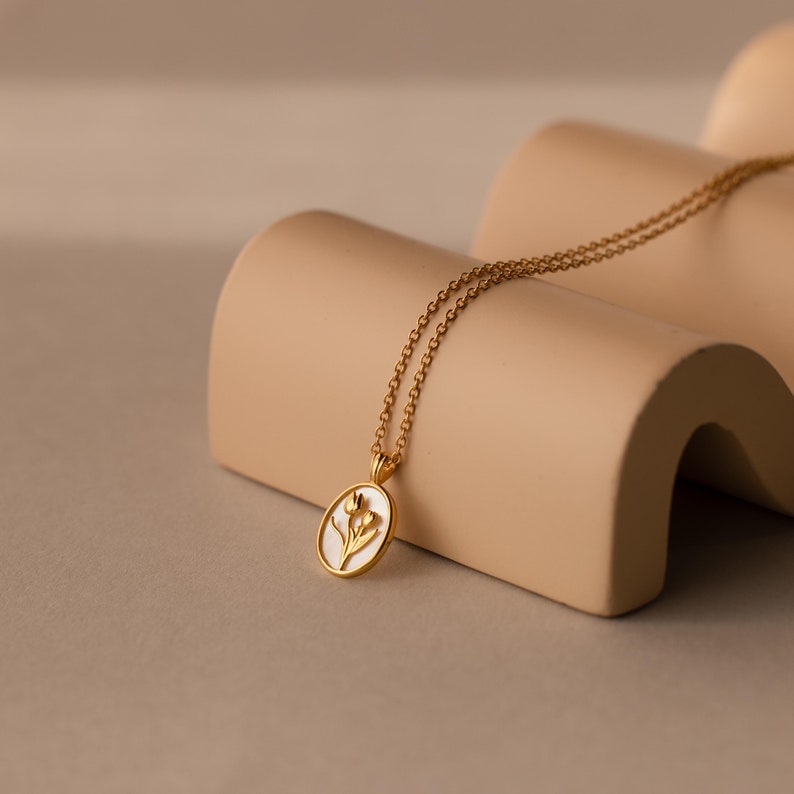 Mother-of-Pearl Tulip Necklace – Vintage Floral Pendant, Delicate Jewelry Gift for Mom (NR249)