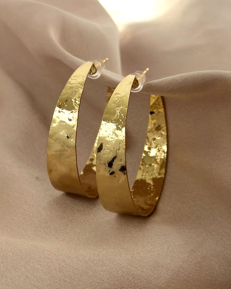 Trendy Hammered Gold Hoop Earrings – Elegant Everyday Jewelry & Gift Idea