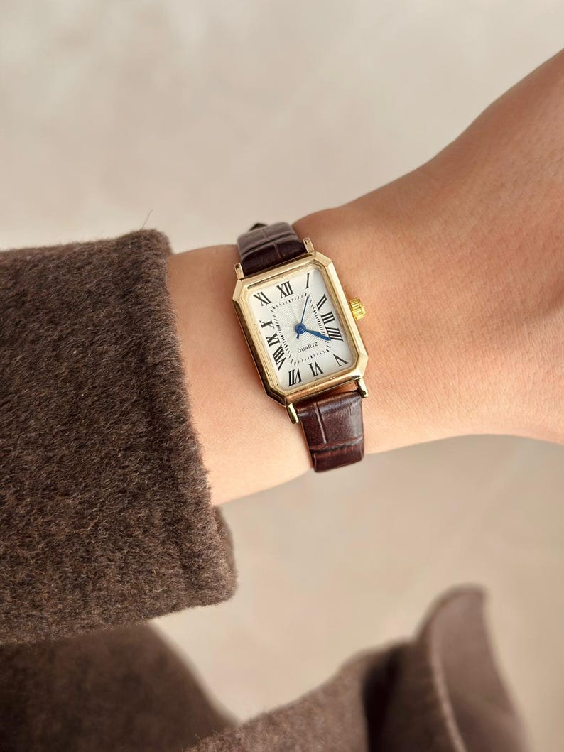 Vintage Square Women’s Watch – Brown Leather Strap, White Dial with Roman Numerals, Elegant Gift for Her