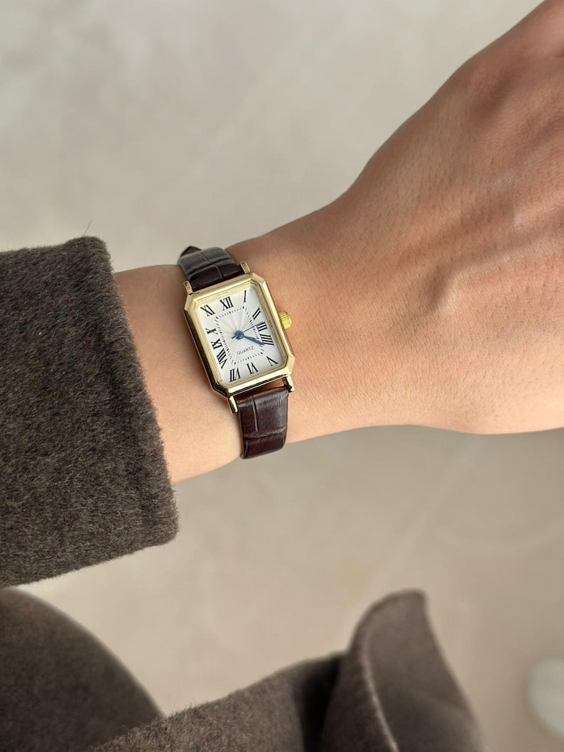 Vintage Square Women’s Watch – Brown Leather Strap, White Dial with Roman Numerals, Elegant Gift for Her