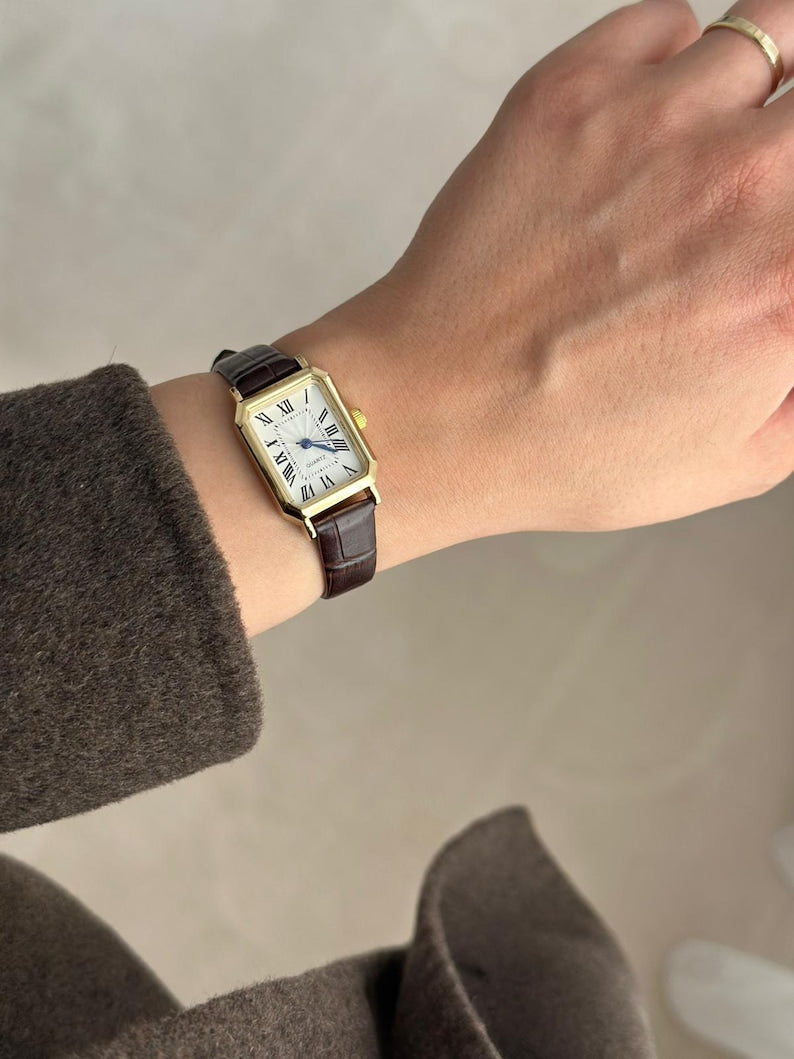 Vintage Square Women’s Watch – Brown Leather Strap, White Dial with Roman Numerals, Elegant Gift for Her