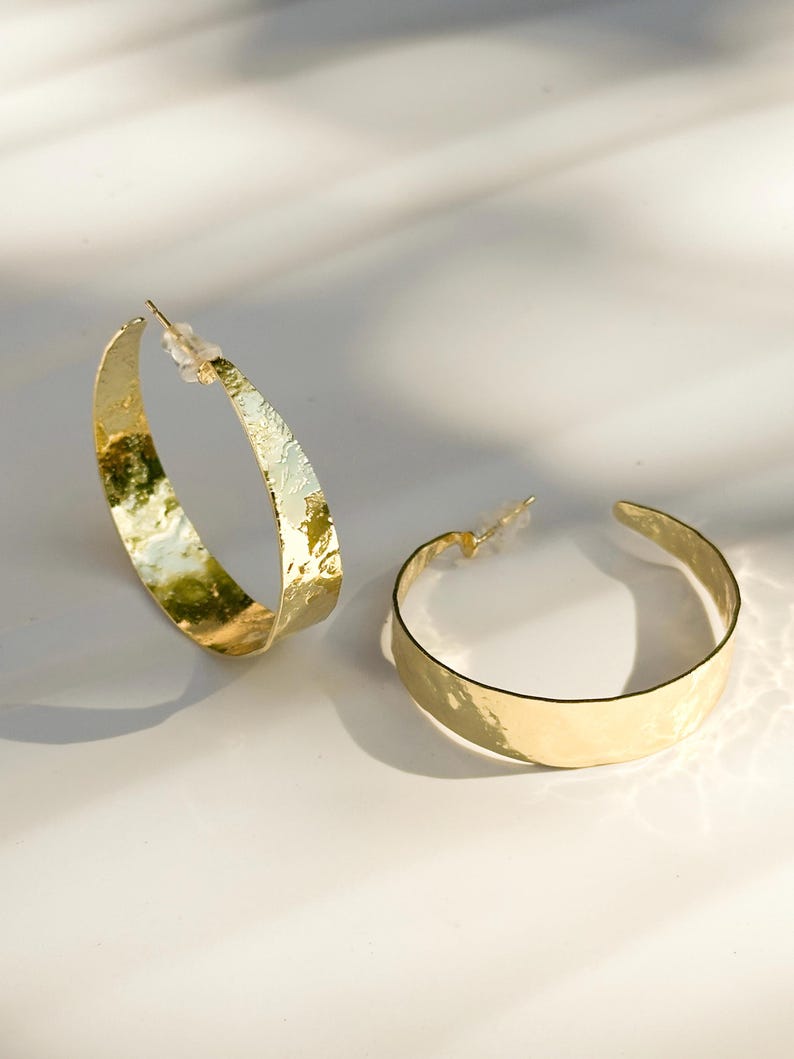 Trendy Hammered Gold Hoop Earrings – Elegant Everyday Jewelry & Gift Idea