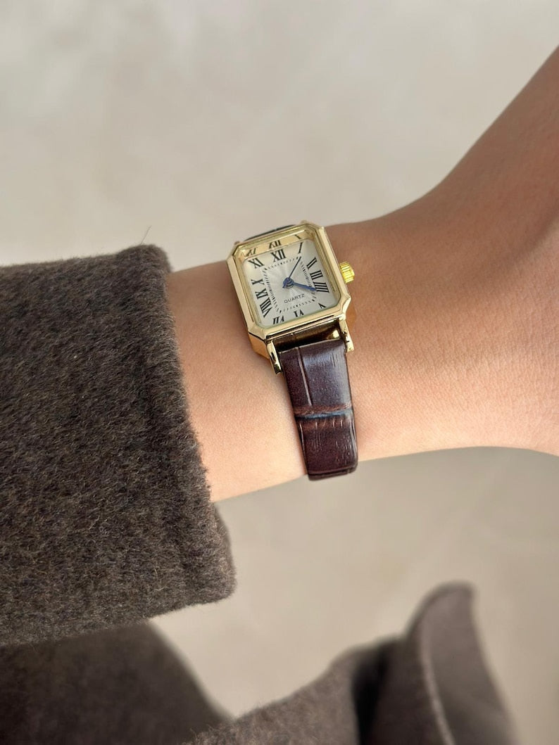 Vintage Square Women’s Watch – Brown Leather Strap, White Dial with Roman Numerals, Elegant Gift for Her